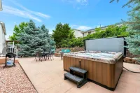 Modern Cabin Vibe, With great back yard to relax in. New furnishings and hot tub Hotels in Roxborough Park