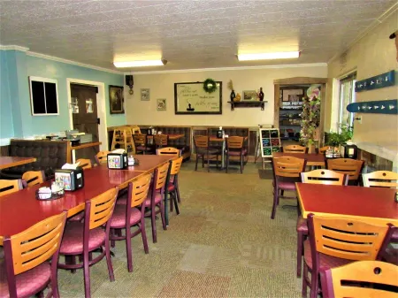 Lakefront, Jet ski, kayak,or pontoon rentals. Right on the beach!!!