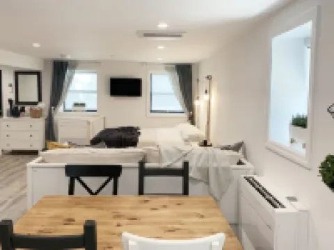 Stylish Tarrytown Studio - Walk to Train & Main St タリータウンのホテル