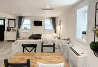 Stylish Tarrytown Studio - Walk to Train & Main St Hotels near Bridge Plaza
