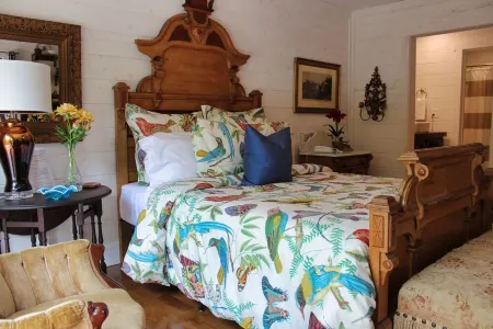 Romantic Tranquil  Riverfront Cottage Rushing Crystal Clear Water Best Rate Отели в г. Де-Калб