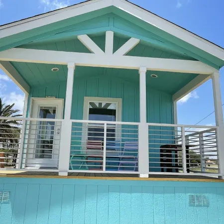 New! Drift away in Bayfront 2-bedroom Turquoise cottage