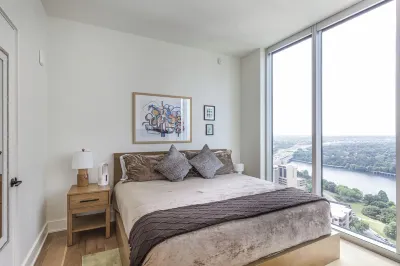 Luxury Condo w/ Lake View -Walk to Rainey & Lake, Pool, Gym, King Bed, Nespresso