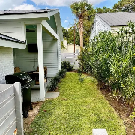 Shem Creek Corner, one block from Historic Shem Creek waterway, beaches close