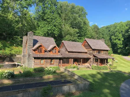 Huskey Grove Farm, 1850's Dream Cabin on 58 acres