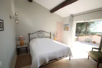 In Tourettes-sur-Loup, charming gite with infinity pool