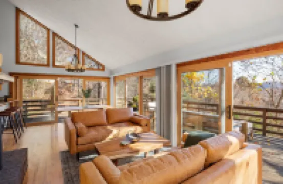 Stylish, secluded cabin minutes from the Biltmore and downtown