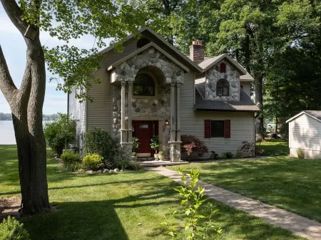 Private lakefront home 30 minutes from downtown Ann Arbor!