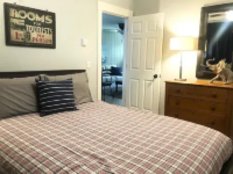 2 bed/1 bath, 1.5 blocks to beach/town, dog friendly