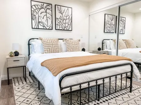 Newly built guest house with full kitchen and washer/dryer Отели рядом с достопримечательностью «Парк Секвойя»