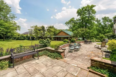 Cheerful 8-Bedroom, 6-Bath Historic Mansion in Derby City – Ideal Vacation Home! Các khách sạn ở 