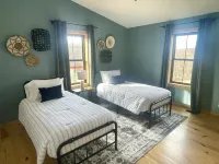 Bluebird Hill - rolling hills, meadows, large deck, fire pit, 3 bedroom, 2 bath