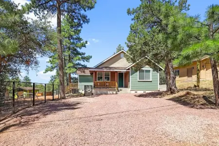 Wandering Pines - Scenic and peaceful getaway Отели в г. Строберри