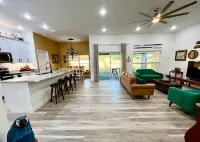 Sanford's Seahaven: fully fenced yard, outdoor dining, close to downtown!