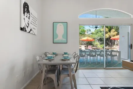 Modern Oasis for Starry Nights and Festive Lights Отели рядом с достопримечательностью «Desert Hot Springs Chamber-Commerce»