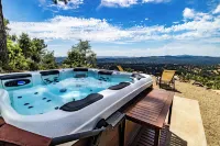 Hilltop Retreat: Sauna, Hot Tub, Fire Pit, Stunning Valley Views