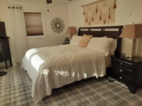 Relaxing, FUN, Comfortable Home on 50 ft. Flat Waterfront. 25 steps to the lake!