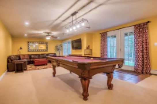 The Valley Estate - Ice Arena - Biking - Weddings - Walk to Town Square! Hotels in Waterville Valley