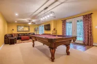 The Valley Estate - Ice Arena - Biking - Weddings - Walk to Town Square!