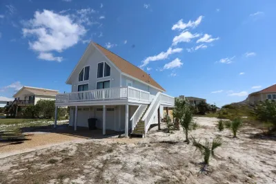 5 bed/3 Bath sleeps 19 Guests! Private Pool and steps to the Gulf! Flo Flounder's Beach, Booze & Boutique附近的飯店