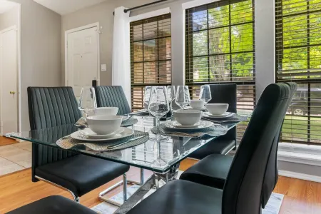 Spacious Master King Bed  Suite, & Fast wi-fi, Mins to Convention Center Отели в г. Аллен