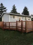 Guest House near Glacier with sunset views