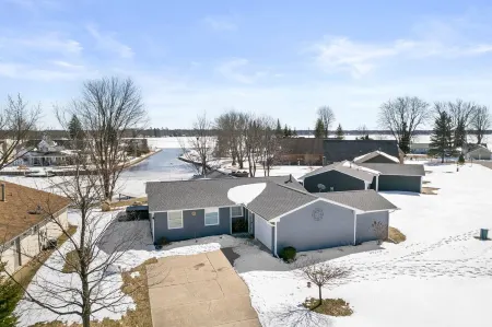 *Hot Tub*Dock*Waterfront*Family Getaway* Updated Houghton Lake Home