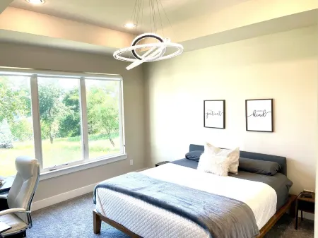 Eagles' View Retreat! Family-sized home in Texas countryside with stunning views