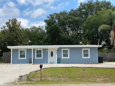 Charming 3-bedroom home away from home. Hotel in zona Publix Super Market at University Palms Shopping Center