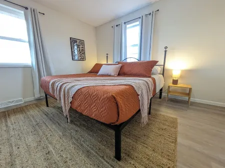 Full 3-bedroom house with entertainment room. 5 minutes to FLW front gate. Отели рядом с достопримечательностью «Uranus Fudge Factory And General Store»