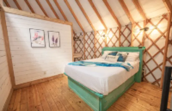 Mockingbird Yurt/Cold A/C! Hot Tub/Medina River Access/River Yurt Village