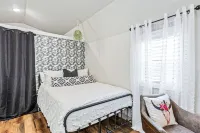 Cute & Cozy Tiny House Minutes to Downtown Waco!