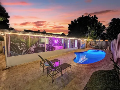 Beachside Haven with Pool & BBQ. 6 min to Beach