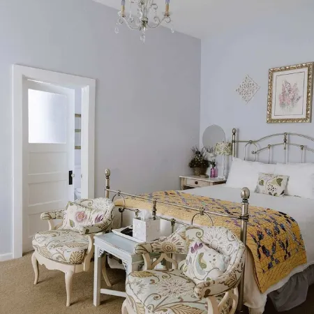 Charming Downtown Historic Yellow House - Route 66 Retreat & Grand Canyon Nearby