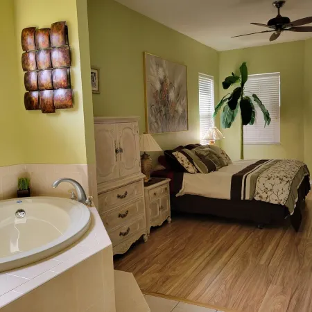Beautiful 4 Br-2.5 Bath w/Office, on Golf Course Pool & Hot Tub Dog Friendly!