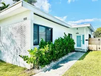 Charming, Modern, Minimalistic 3-bedroom. 5 minutes beach, 2 minutes Lake. Hotels in Downtown Hollywood