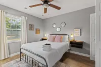 The Luxe/Hot Tub/Putt Putt/10 Miles Shaker Village