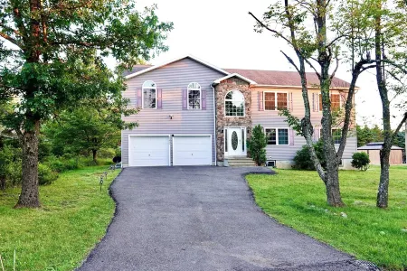 Spacious villa in the heart of Pocono w Game room near casino,Kalahari,Ski,pools