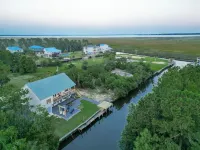 Bayside Retreat - 2250 sq ft Bay House w/dock, fire pit, & tons of amenities
