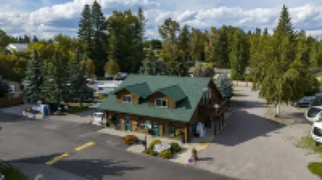 Cozy Studio Cabin with Kitchenette - Walk to Downtown Columbia Falls!