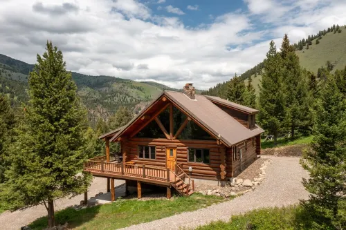 Big Sky Cabin • Fresh Remodel,Luxe Furnishings & Private Hot Tub • Close to Town