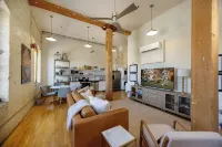 Historic Luxury Condo in downtown Knoxville  -FREE PARKING-