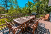 Dog Friendly Poconos Chalet with Fireplace. Close to Lakes, skiing & Kalahari