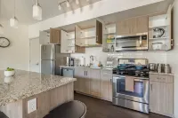 Luxury Suite King Bed 👑 Wi-Fi Pool Gym ✦ 55" Smart TVs 📺 Full Kitchen