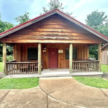 PX Cafe #69 Cabin in Town, Walking Distance to the Courthouse Square.