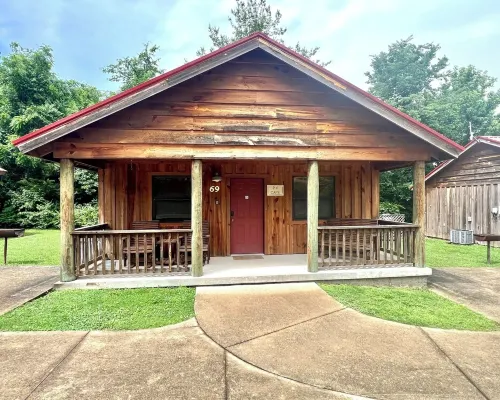 PX Cafe #69 Cabin in Town, Walking Distance to the Courthouse Square. Hotels in Stone County