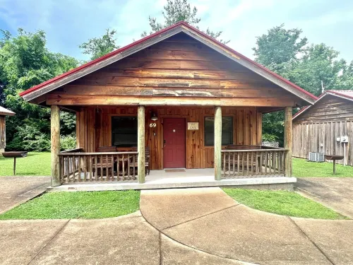 Cabin in town, walking distance to the courthouse square.