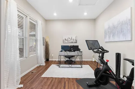 Spacious 3 bedroom, 2.5 bath house - 20 min from DIA, 25 min from Denver