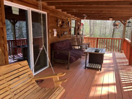 Cozy 2BR/1B cabin overlooking a beautiful creek with access to Catoosa WMA.