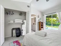 Jupiter Palm Oasis! Lakefront Pool Home w/ Game Room, BBQ, Beach Chairs, Coffee! 朱庇特住宿飯店